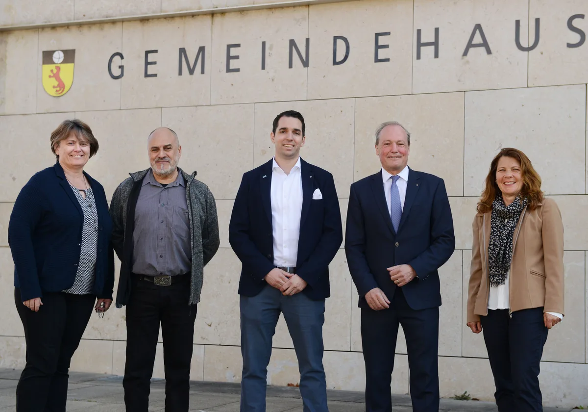 Mit einem Geschäft kam der Gossauer Gemeinderat nicht durch. Gesellschaftsvorsteherin Sylvia Veraguth Bamert (rechts) hat noch keine Planungssicherheit für die Unterbringung von Asylsuchenden. Politiker stehen in einer Gruppe vor einem Gemeindehaus.